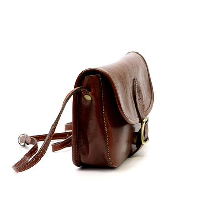 Mała listonoszka na pasku, noszona przez ramię, skóra naturalna 