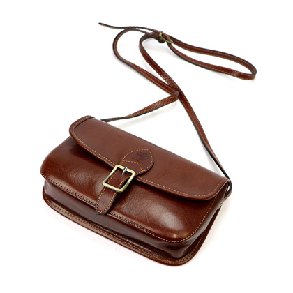 Mała listonoszka na pasku, noszona przez ramię, skóra naturalna 