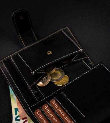 Rozbudowany, skórzany portfel męski pionowy z przeszyciami